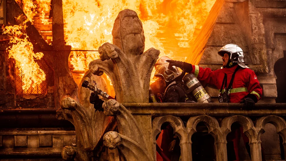 "Notre-Dame brinner" är som bäst när den skildrar brandkårens farofyllda arbete.
