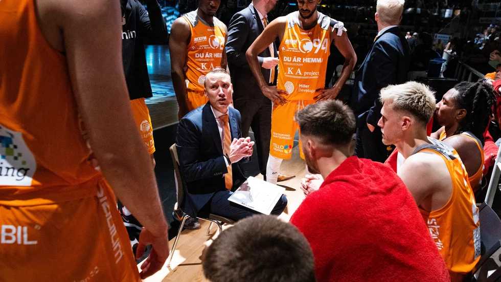 Mikko Riipinen peppade, manade och försökte - men åkte på en brakförlust och bad om ursäkt till hemmapubliken för den svaga insatsen.