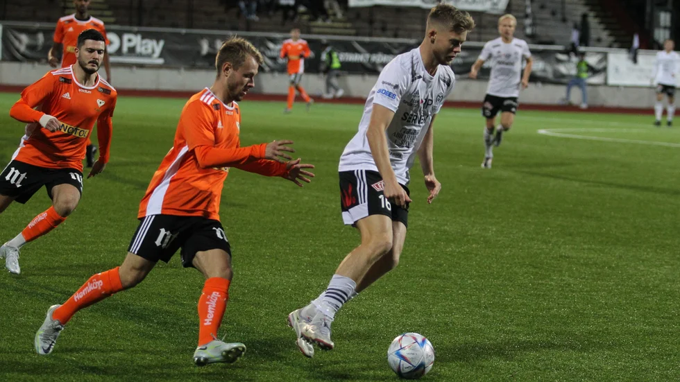 Patric Åslund i Motala AIF håller undan för Sylviaspelare i derbyt som slutade 2-2. 