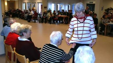 Marju Karlsson var lite nervös inför sitt första framträdande. ?Det var lite pirrigt, jag har väl fem ombyten så sista gången kanske man går och ?knicksar? sådär som man ska?, sa hon.