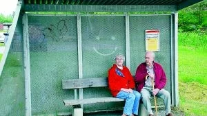 Ann-Britt och Karl-Erik Eriksson tycker att det är dåligt att det är så svårt att få information om vad som kommer att gälla. De är beroende av Nyhemsbussen.  Foto: Malin Perk