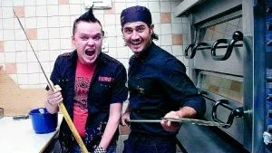 Nino Malki (till höger) är kocken som kokar ihop en komedi i Dum Dummare-stil tillsammans med Mattias Paar.  Foto: Janne Forsby