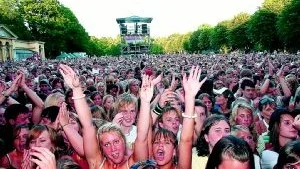 Faik Hockey har arrangerat Rockslottet i Finspång sedan 1993. 2005 såg det ut så här - publikfest. Men efter förra årets publikfiasko, bara 1 700 åskådare, har beslutet tagits att inte arrangera i sommar. Foto: Andreas Skogh