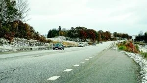 Var är snön? Trots kraftiga snöoväder över södra Sverige, klarade sig Finspångstrakten nästan helt utan störningar. Inga klassiska avåkningar, men säkert en del som fick bråttom att byta till vinterdäck.Foto: Ann Björling