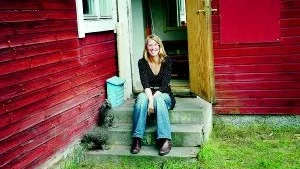 Ilse van Hees på tröskeln till sitt nya hem i Igelfors.	Foto: Ellinor Lundmark