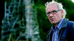 Konstnären Lars Vilks har skapat debatt med sina teckningar av profeten Muhammed där han avbildas som rondellhund. I bakgrunden hans verk Nimis vid Kullens strand.  					Foto: Björn LIndgren/Scanpix