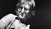 John Lennon på en välgörenhetskonsert 	      för barn i Madison Square Garden, New York, 1972.