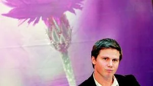 Erik Ullenhag tog steget ut ur Folkpartiets städskåp igår. Hans artikel på DN debatt, där han kritiserar centerpartiets högervridning, är egentligen en kritik mot hans eget partis utveckling de senaste åren, menar ledarskribenten. Erik Ullenhag utsågs till partisekreterare efter valet. Hittills har han ägnat sin tid åt defensiv och intern uppstädning. Foto: Bertil Ericson/Scanpix.