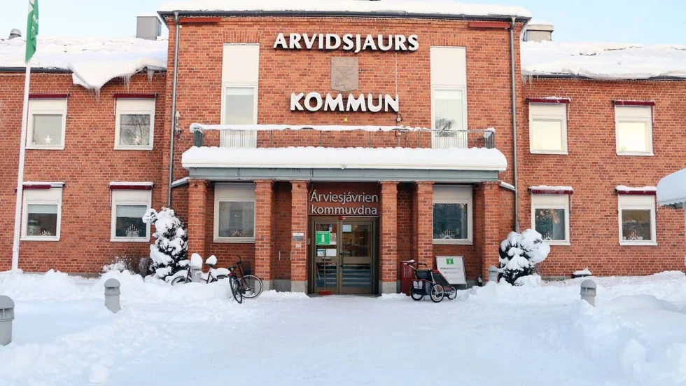 Turerna har varit många inom Arvidsjaurs kommun om köpet av Ideum huset men efter politiskt velande fram och tillbaka har politikerna bestämt sig - det blir försäljning.