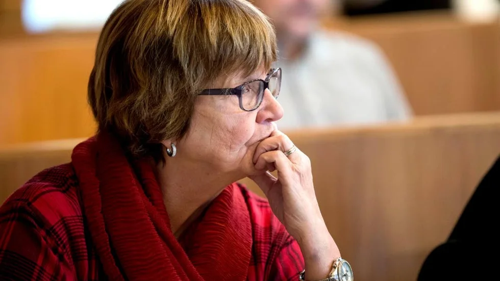 Liberalernas Inger Lundberg yrkade på återremiss då hon ansåg att underlaget var otydligt och bristfälligt. Hon vill också slopa insynsstödet.