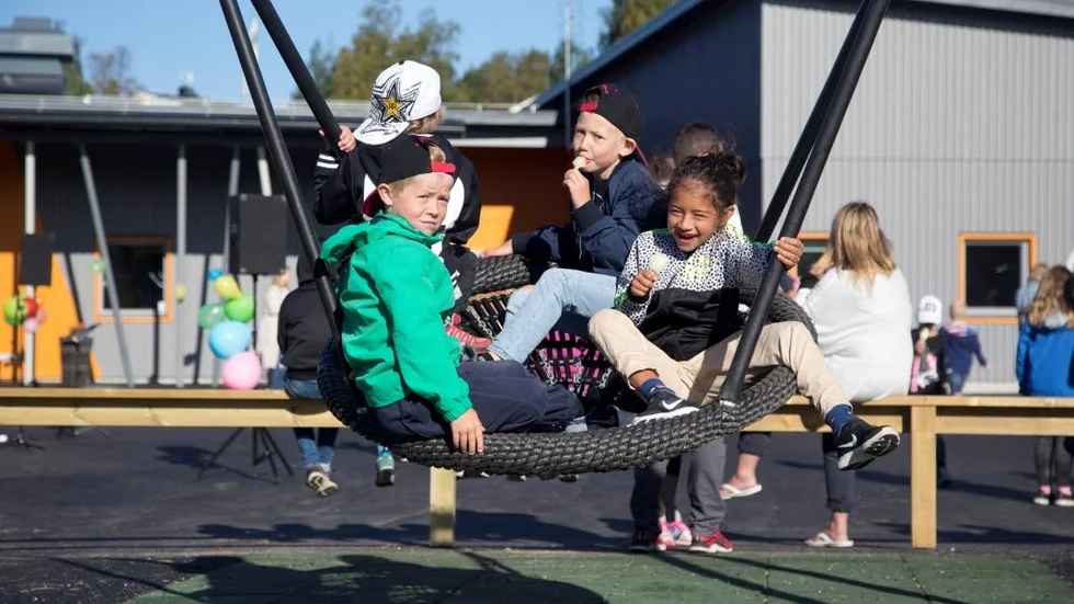 Full fart på nyrenoverade Strömnässkolans gård, här vid skolstarten i augusti. Glädje och skratt, lek och skrik - men ljudnivån stör närboende, som nu vill att kommunen gör något åt det. (Arkivbild)