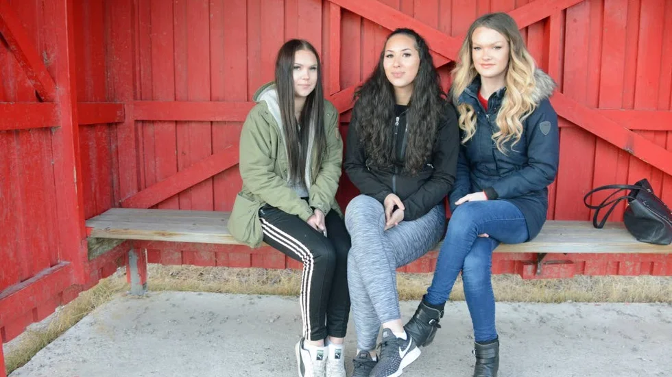 De går alla på gymnasieskolan, de dricker energidryck ibland men inte så ofta att det skulle vara skadligt. De tycker inte beslutet är så bra, ansvaret är deras eget om de dricker energidryck eller inte, säger de. Från vänster Tilda Granström, Fernanda Fjellner och Max Fjellström.