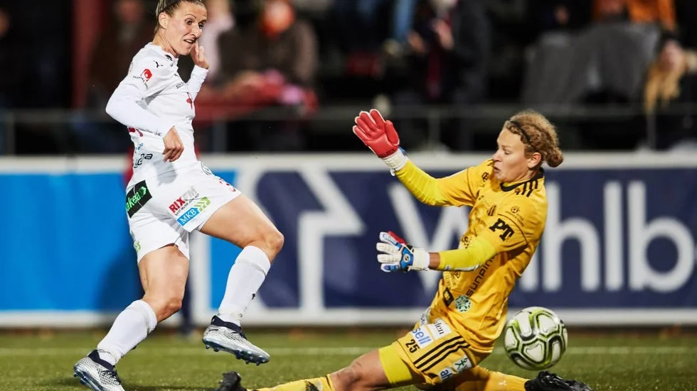 Här avgörs toppmatchen mellan Rosengård och Piteå IF. Skyttedrottningen Anja Mittag snappar upp en lös bakåtpassning och placerar in bollen bakom en chanslkös Cajsa Andersson i PIF-målet.