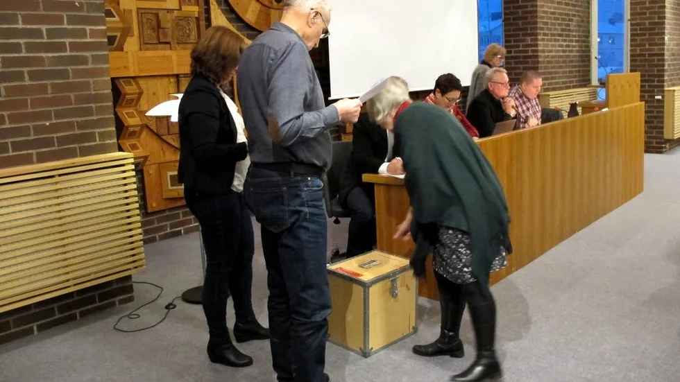 "Votering begärd och ska verkställas" ekade efter att många muntliga voteringar inte godtogs av oppositionen som ville se röstning med lappar istället.
