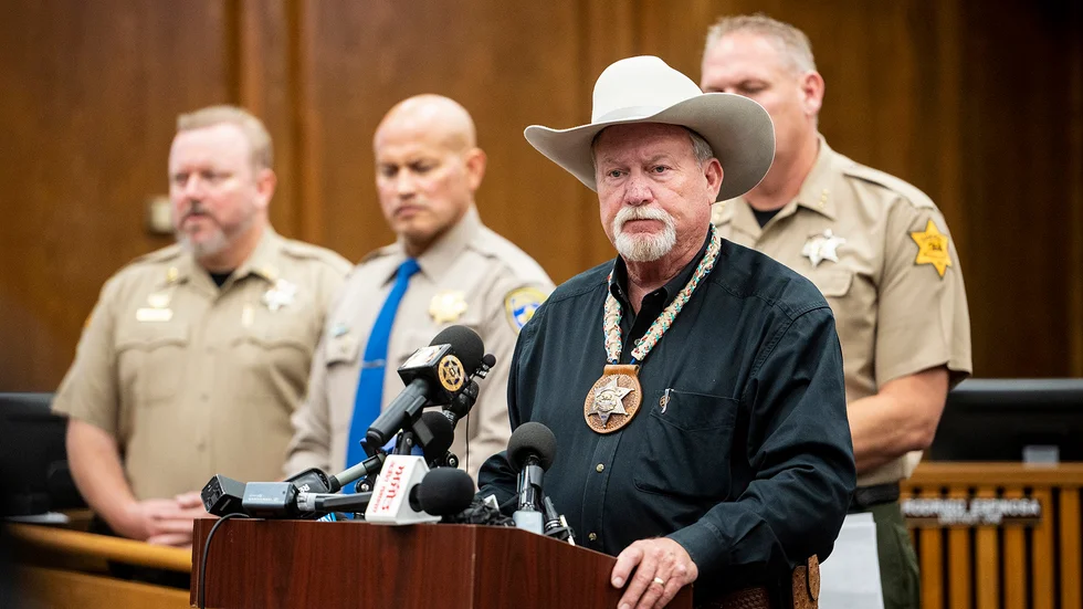 Polischefen i Merced County under en presskonferens om fallet.