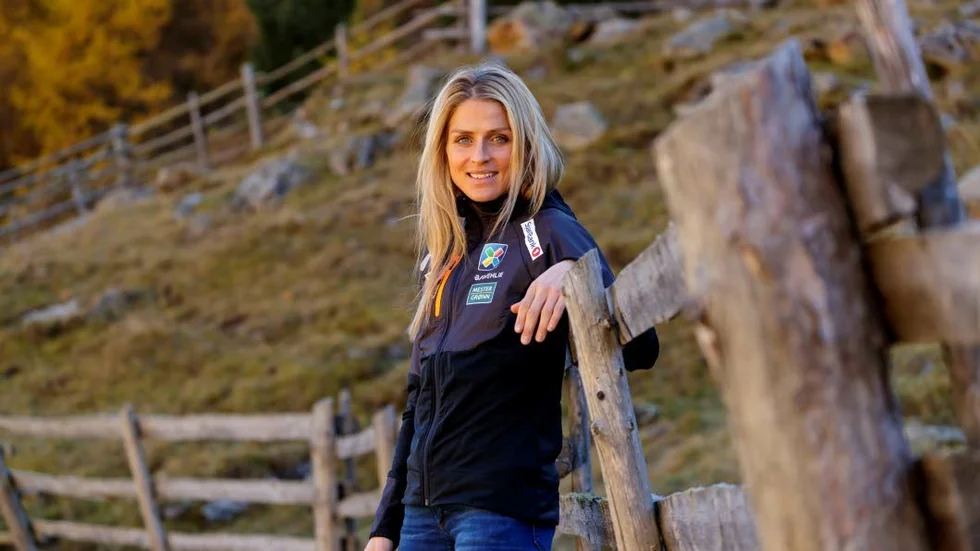 Norska skidlegendaren Therese Johaug gör comeback i skidspåren.