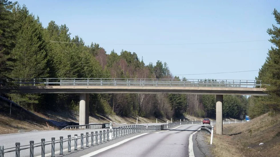 Tingsholmsviadukten är nålsögat som en del av torndelarna inte kommer under. Därför har GE låtit transportera en del av sina vindkraftstransporter genom byarna i sommar. (Arkivbild).