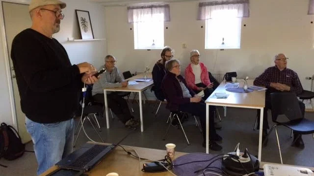 Stefan B Andersson instruerar och deltagarna lyssnar och noterar.