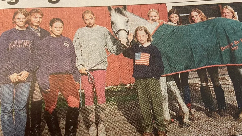 Kuriren för 25 år sedan: Här är ryttarna som framgångsrikt har ridit för Katrineholms Ryttarförening i ponnyallsvenskan i dressyr. Från vänster: Josefin Sandqvist, Therese Halén (tränare), Malin Ericson, Maria Tegnér, Karin Clavell, Anna Fehrm, Linda Söderberg, Malin Stenberg och Lina Lagerström med ponnyn Cassijus.