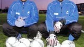 Kenyanen Tiellen Robby Oguta, alias Lombardo, t v, dök äntligen upp i stan. Men han överglänstes under sin debut av nigerianska målvakten Ijog Ettah. Han kan vara lösningen på IFK:s målvaktsfråga.
FOTO: ROBERT SVENSSON