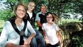 En skön dag i Djuröns naturreservat. De passar på att utnyttja det soliga vädret ute i vacker natur. Överst från vänster: Andreas Pettersson och Benny Nilsson. Nederst från vänster: Ulrica Persson och Camilla Persson.
FOTO: HENRIK FLYGARE