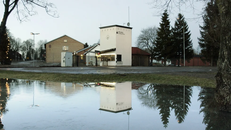 En bilförare döms för att ha trotsat tillträdesförbudet och kört in på Uppsala garnison. 