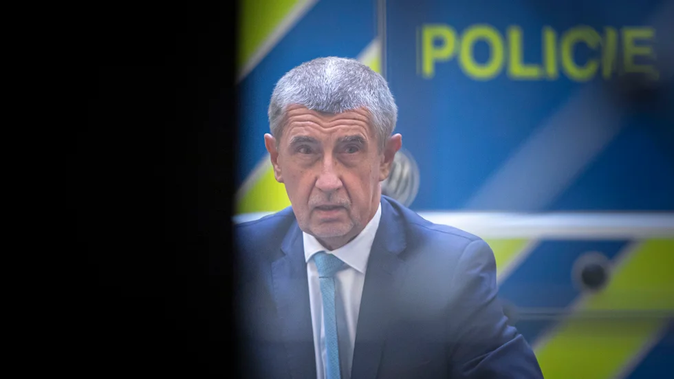 Tjeckiske miljardären och förre premiärministern Andrej Babis anländer till rättegången.