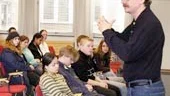 Socialdemokraternas partisekreterare Lars Stjernkvist var på hemmaplan i Norrköping igår. Han besökte bland annat eleverna på Thapperska vårdgymnasiet. Han hade sällskap på skolan av SSU.
FOTO: ROBERT SVENSSON