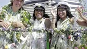 En liten bit trädgård med vitmålat staketparasoll, möbler, pelargoner i lådor, godis på bordet forslade i väg Karin Hellström, Jenny Augustsson och Anuradha Paulsson.
FOTO: TITTI OLOVSSON
