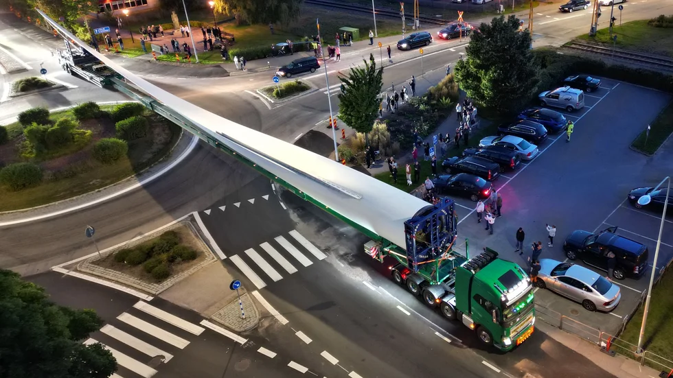 En kväll i tidig september samlades Kisaborna för att få uppleva något extra spektakulärt. Skulle den sammanlagt över 80 meter långa transporten, varav 76 meter vindkraftsvinge, lyckas att passera genom de smala gatorna?
