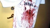 I fredags för en vecka sedan hittades ett träkors med ett hotbrev och en rödfläckad T-shirt genomstungen med en kniv på, utanför fritidsgården vid Borgsmoskolan i Klockaretorpet.
FOTO: POLISEN