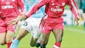 Bayern München ställs mot Manchester United i en toppmatch på Olympiastadion. Här Bayerns fransman Willy Sagnol i kamp mot Feyenoords Johan Elmander.
FOTO: PRESSENS BILD