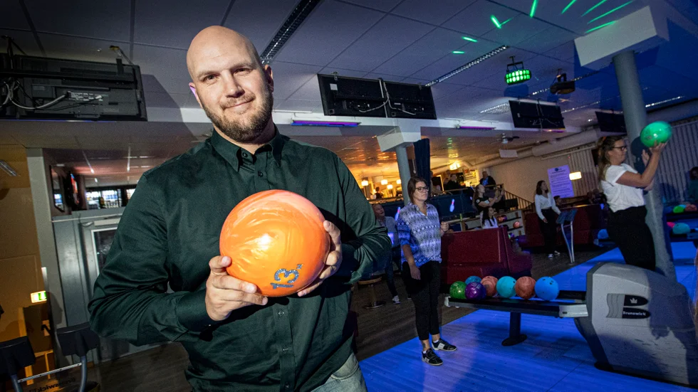 Anton Li Nilsson ordförande för Centerpartiet Piteå spelade bowling med sin familj och partivänner under valnatten.