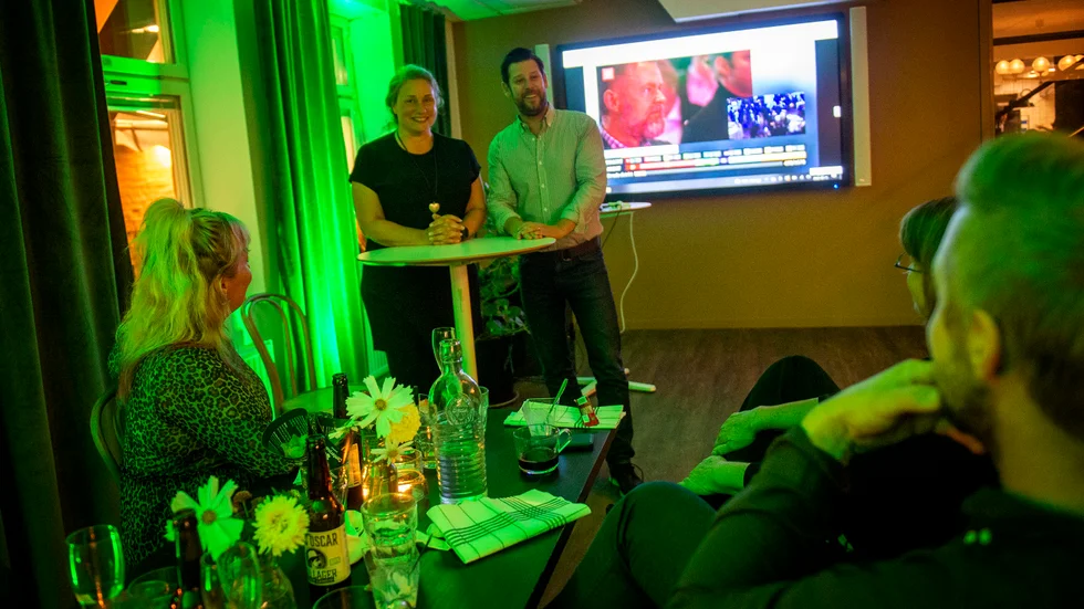Centerpartiets kommunalråd Martina Hallström och ordförande Jonas Jegers talar till partikamraterna.