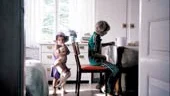 Bo Tufvessons elever på Grytgöls skola var inte sena med att gratulera då deras lärare fått kommunens miljövårdsstipendium.
FOTO: NICLAS SANDBERG