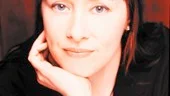Efter ett kraschat förhållande och många föränderliga turer i arbetssituationen är Suzanne Vega tillbaka med en akustisk gitarr i knät.
FOTO: UNIVERSAL