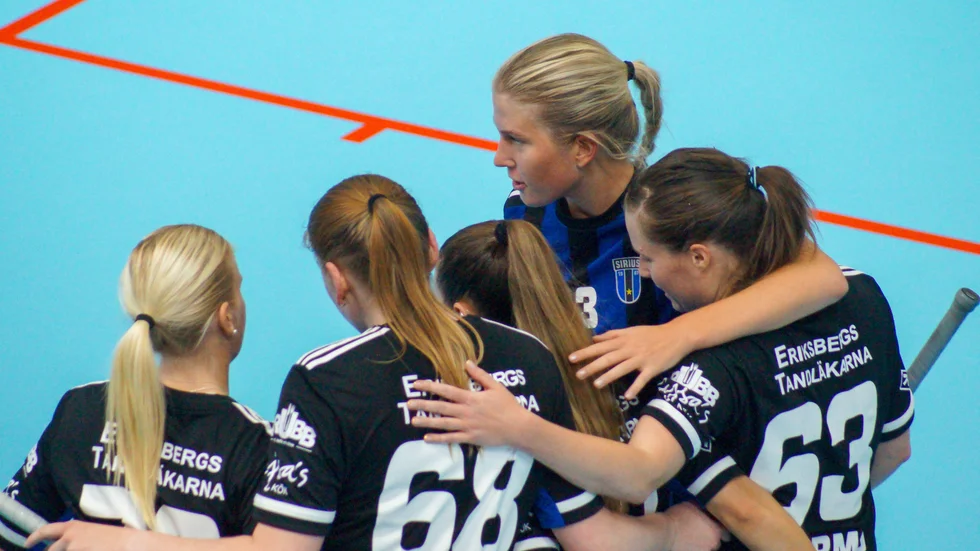 Emma Nelsén firar ett mål med sina lagkamrater. 