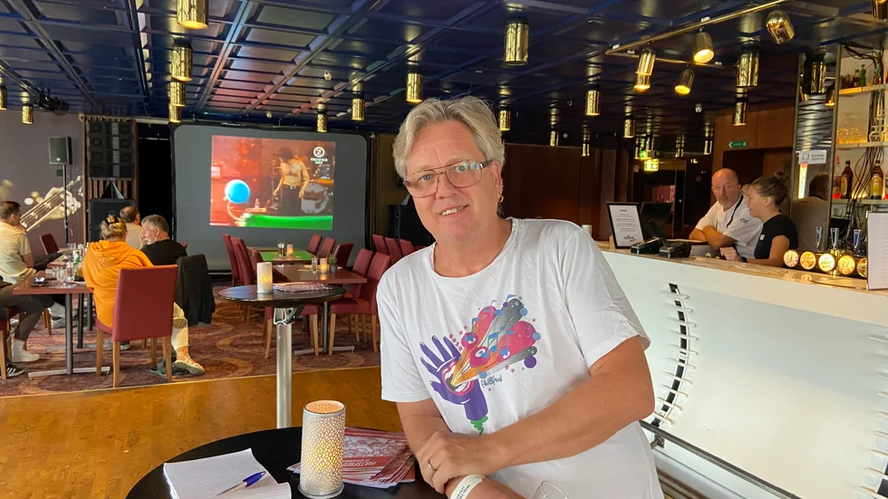 Putte Svensson Sahlin berättar att alla bilder på Hotell Hulingen kommer från Hultsfredsfestivalen, för att hylla och ge en genuin känsla från festivalen.