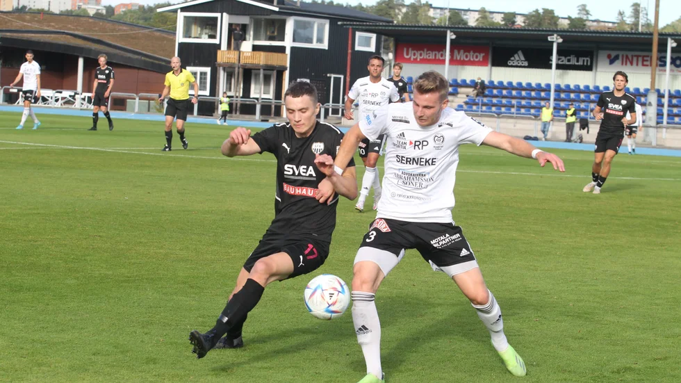 Motala AIF:s mittback Lukas Eek, här borta mot Sollentuna i höstas, stannar i Motala AIF ytterligare en säsong.