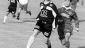 En tuff kamp om poängen var det mellan Smedby AIS och Hagahöjden på lördagen på Smedby IP. Här är det Christoffer Andersson och Marco Alday som tampas om bollen.
FOTO: NICLAS  SANDBERG
