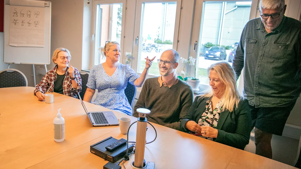 Socialdemokraterna Gotland. Fr v Ulla Pettersson, Hanna Westerén, Filip Reinhag, Meit Fohlin och Thomas Karlström.
