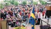 Skol- och förskolebarn, högstadie- och gymnasieelever samt en och annan vuxen. Alla kom de till Bergslagstorget för att inviga Stolthetens festival på onsdagsmorgonen. 
FOTO: GUNNAR JOHANSSON
