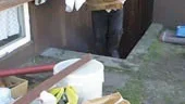 De drabbade husägarna fick tömma sina källare på alla lösa föremål inför saneringen efter vattenläckan. Här bär Alf Nyman upp en del kartonger som blivit blöta.
FOTO: JANNE FORSBY