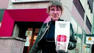 Gudrun Karlsson med den bössa som står i Röda Korsets butik i hörnet Hospitalsgatan-Olai Kyrkogata. "Det behövs pengar till räddningsarbetet i katastrofområdet", förklarar hon.
FOTO: ANITA KJELLBERG