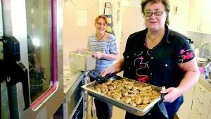 Sonja Jonasson och Anna Nordström tycker det är viktigast att de får laga maten även efter att de anslutits till kostenheten.