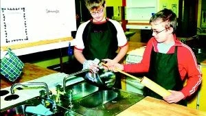Johan Grönborg och Jesper Sjögren diskar upp efter att bakat kanelbullar.