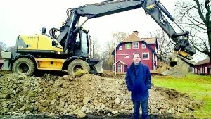 Nu börjar den nya efterlängtade bullervallen komma  på plats mellan Hällristningsmuseet och gamla E 4-an. Ridha Achoura, Hällristningsmuseets chef, är nöjd med första fasen av områdets omdaning.
FOTO:PEHR HASSELROT