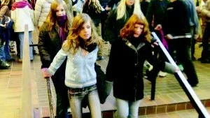 Anna Lindahl, Magdalena Andersson och Sara Chandler från klass 8b på Storängsskolan, är några av eleverna som stod bakom gårdagens aktion när så gott som samtliga elever från Storängsskolans högstadium intog Nyhemsskolan, för att visa hur trångt det kommer bli om skolorna slås samman. 
FOTO: TITTI OLOVSSON