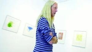 Inger Andersson håller koll på utsikten från sitt köksfönster.
FOTO: OLA AXMAN