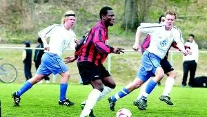 Robert Mambo Mumba fick chansen från start på Örebros mittfält igår. Här ses han i debutmatchen för Norrköpingslaget Azech den 18 april i år. 
FOTO:ANITA KJELLBERG